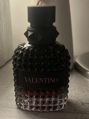 Valentino Born In Roma Intense - Valentino Uomo Born In Roma Intense Eau de Parfum, 50 ml. Snygg och modern parfym med exklusiv känsla, perfekt för dig som vill sticka ut med en ikonisk doft från ett trendigt modehus. ALDRIG ANVÄNT!