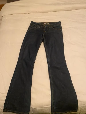 Lågmidjade Levis jeans 572 - Säljer mina absolut favorit jeans då de blivit för små. Storleken är w27 L32. Bootcut och Lågmidjade. Snygg mörkblå tvätt. Sitter som en smäck