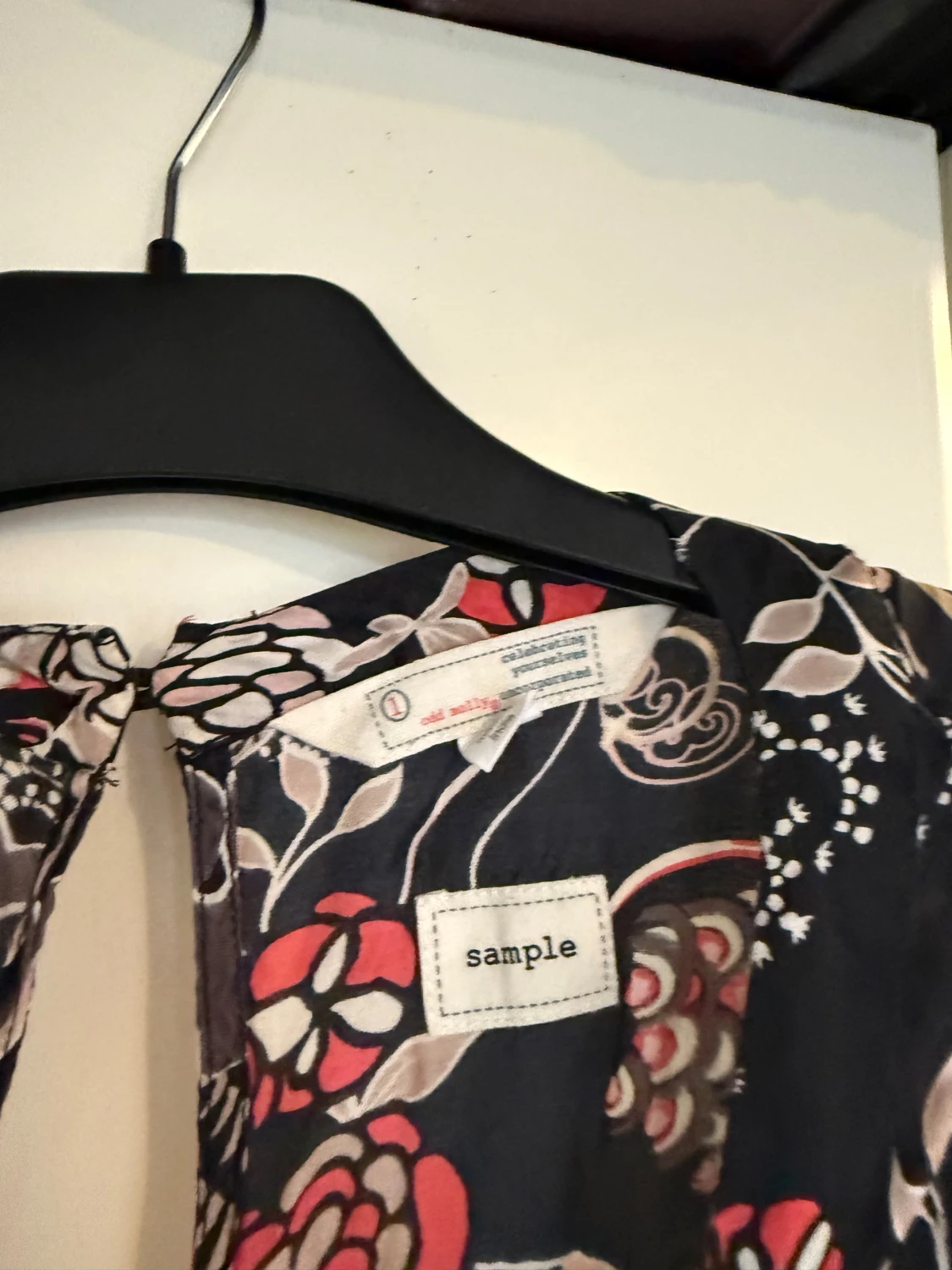 Svart långklänning med blommigt mönster - 6