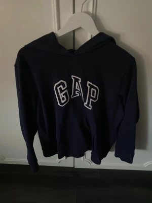 Gap hoodie - En hoodie från gap, aldrig använd. Det är xl men sitter som M