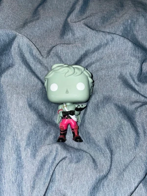 Love ranger funko pop - Love ranger Funko pop från Fortnite. Den har ett snurrande huvud som kan vridas 360 grader utan några problem. Den är i topp skick, men har inte någon box till den