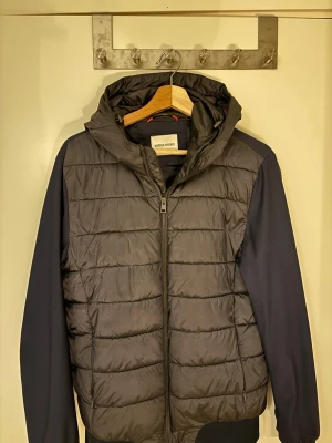 Mörkblå cardigan från Warren  Webber - Mörkblå cardigan från Warren Webber i storlek 44/S. 