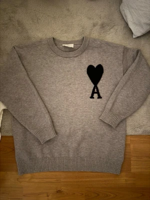 Grå stickad tröja från Ami Paris - Säljer en grå stickad tröja från Ami Paris 