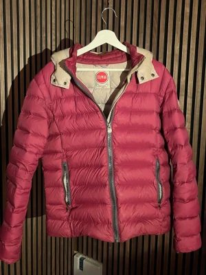 Colmar Jacka Herr - Säljer nu en sjukt snygg röd Colmar jacka | Skick: 9/10 | Storlek: 50/M | Nypris: 3500kr Skriv gärna vid minsta lilla intresse!