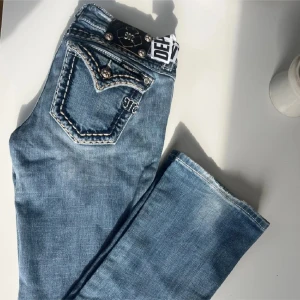 Miss me jeans - Säljer dessa lågmidjade bootcut jeans från miss me, bra skick storlek 28 men passar mig som brukar ha 26/27