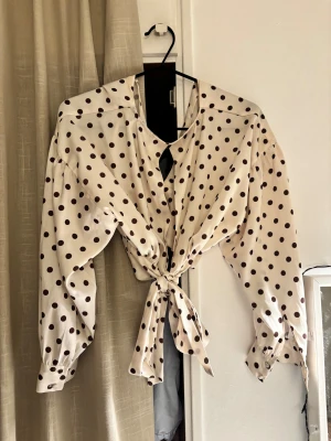 Satin knyt topp - Jättefin prickig satin topp som man knyter i ryggen! Endast andvänd en gång