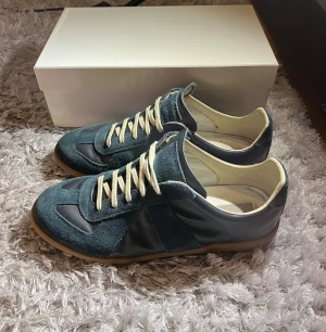 Maison margiela gats navy - Ett par riktigt feta maison margiela gats i storlek 45, box och dustbags fås med, skickar samma dag!