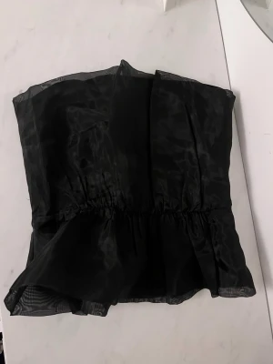 Svart tubtopp  - Säljer en svart tubtopp från BikBok. Perfekt till jul och nyår! Använd fåtal gånger, vid intresse kan fler bilder skickas