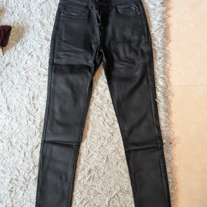 Low waist skinnbyxor  - Skinnbyxor med låg midja och klassisk femficksdesign. Jeansen har dragkedja och knapp framtill samt smal passform hela vägen ner. Perfekta för dig som gillar en stilren och tajt look.