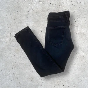 Svarta Replay Jeans - Svarta Replay anbass jeans stl W29 L30. Jeansen har inga defekter och är i mycket bra skick. Hör av er vid frågor eller funderingar, pris kan diskuteras vid snabb affär.