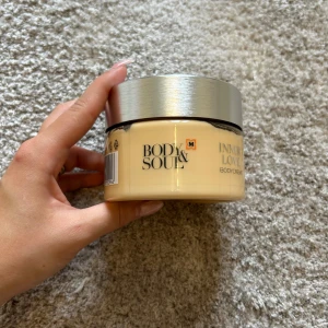 Body & Soul Inner Love Bodycreme - Body & Soul Inner Love Bodycreme med doft av macadamia och honung. Innehåller 250 ml