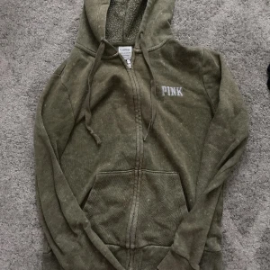 vs pink zip up 🩷 - jätte fin victorias secret pink zip up 💓 säljer pga att den inte riktigt är min stil längre. inga defekter, pris kan diskuteras 💓