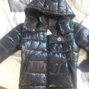 Moncler jacka - Här har vi en moncler jacka i stolek XS herr! Den är riktigt Nice för grabbar som softar ute på vintern för Den Här jackan är en riktigt skön varm moncler jacka some bra för vintern!!! Rekommenderar Den Här eftersom att den är nästan helt nytt skick själva jackan!!!
