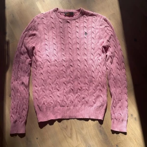 Morris tröja - Kabelstickad tröja i en fet rosa färg, inga defekter! Skicka prisförslag💪🏻