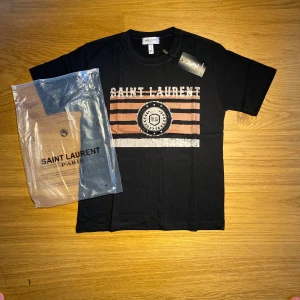 Saint Laurent t shirt  - T-shirt från Saint Laurent 👕 Storlek S ✔️ Helt oanvänd ✔️ Nyskick ✔️ Med tag kvar                     Köpt från leverantör! 📸 Hör av dig vid frågor eller om du vill ha fler bilder! 👉 Kolla gärna in min profil för fler storlekar och modeller.