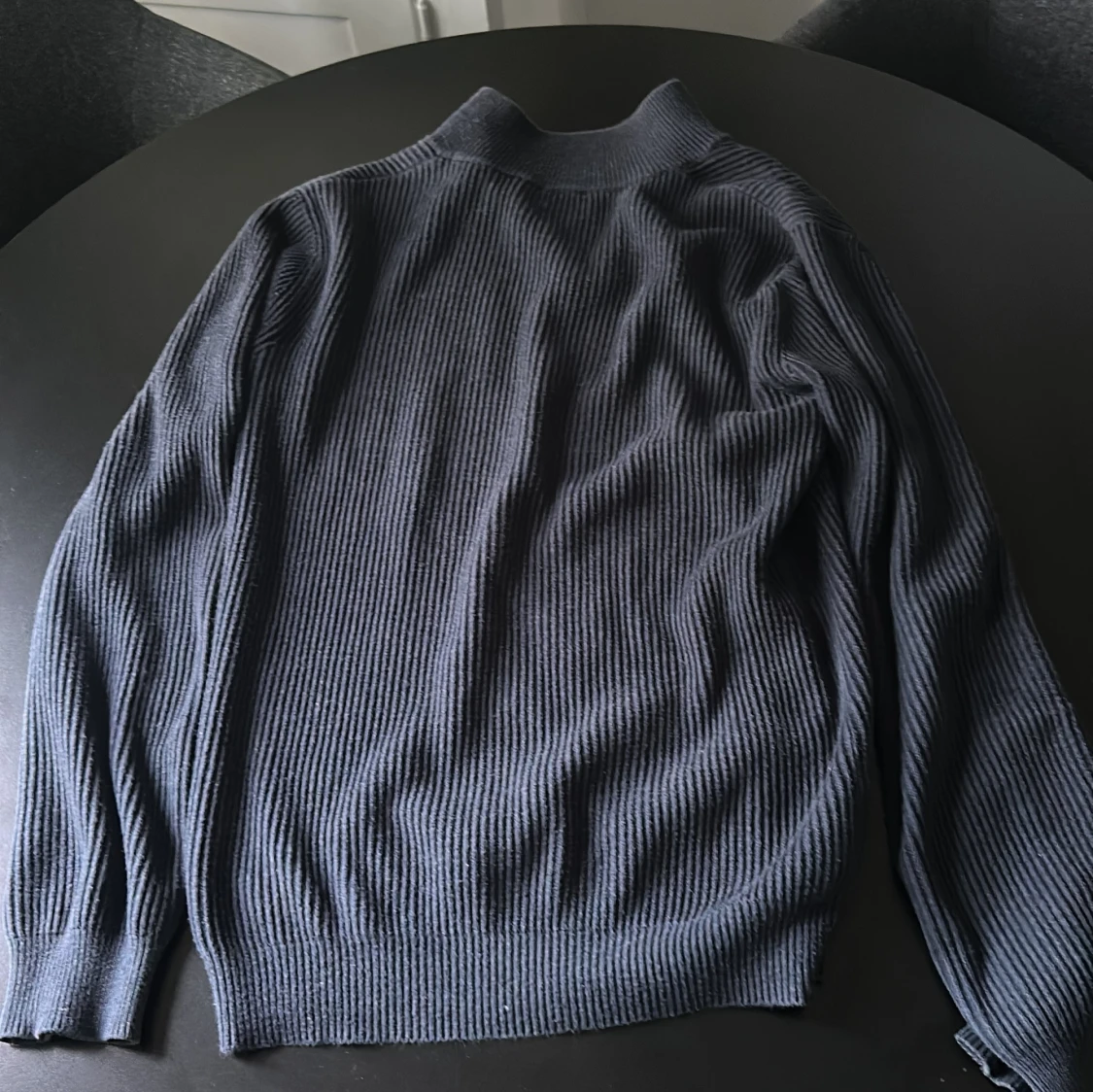 Mörkblå stickad half zip från John Henric - 1