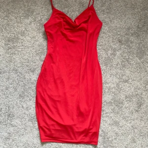 Röd kort klänning från Bik Bok - Säljer en röd klänning från Bik Bok i storlek XS. Använd kanske 2 gånger för flera år sen🪭