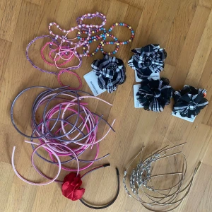 Barn accessoarer  - Massor av diadem. Några hårspännen och smycken 