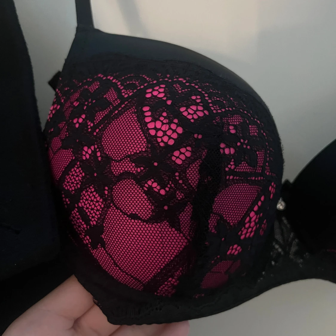 Svart och rosa spets-bh med smycke - 1