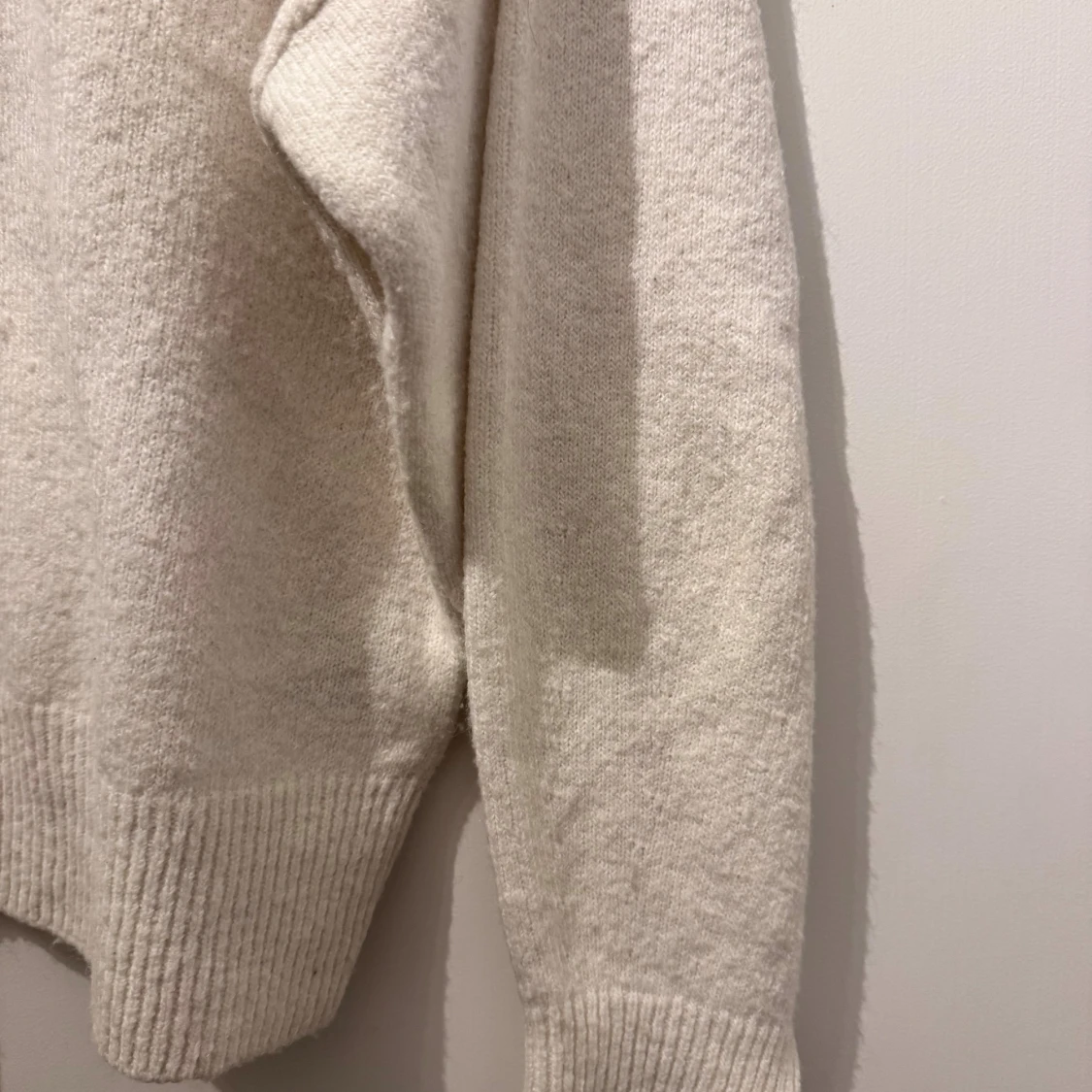 Vit stickad tröja med pärldetaljer  - 1