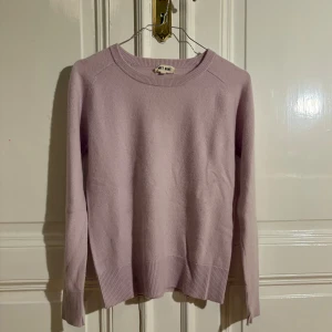 Kashmirtröja Soft Goat - Säljer min lila softgoat tröja. Jätte fint skick och inte alls nopprig. Säljer pga att den är för liten men jag älskar färgen och den är jätte fint skick. 💗 (Skriv privat för fler bilder).