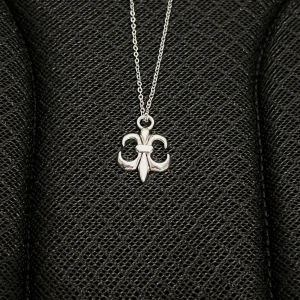 Noble Fleur Pendant - Stainless steel necklace featuring a refined Fleur de Lis pendant (1.5 × 2 cm). Chain: 50 cm. Rust- and nickel-free.