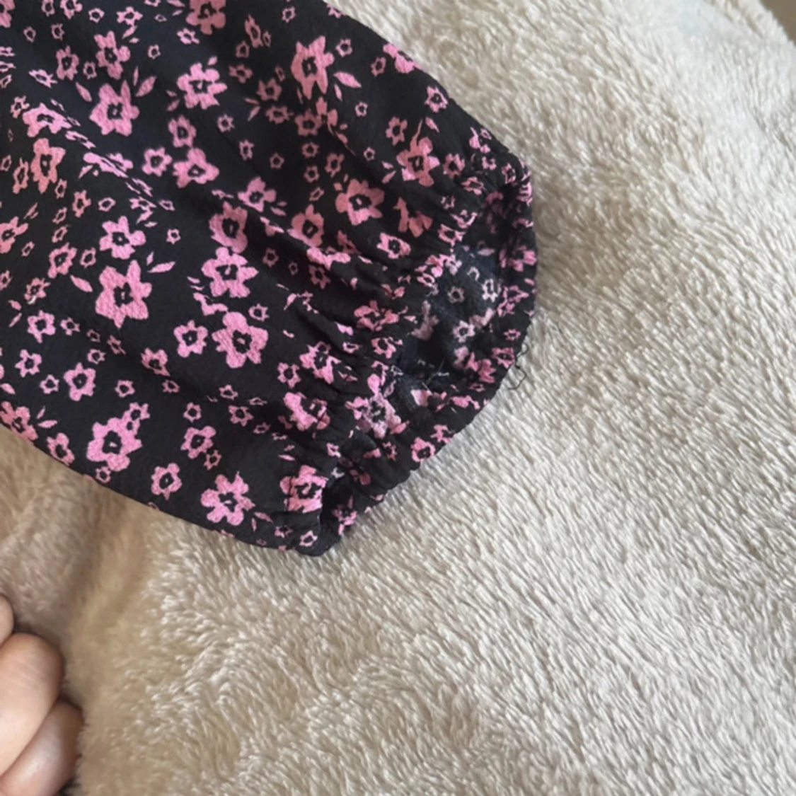 Svart blommig kortklänning med rosa - 2