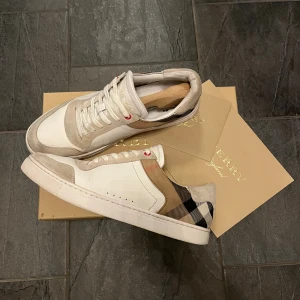 Burberry skor - Burberry skor i storlek 42,5. Några bokstäver borta på höger skon, men i övrigt gott skick. Box samt två kort medföljer. Skriv gärna vid funderingar.