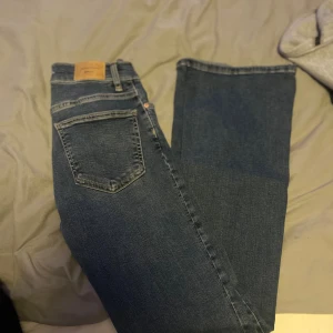 Blåa bootcut jeans från Gina  - Mörkblåa bootcut jeans med lågmidja från Gina. Aldrig använda så i mycket bra skick. 