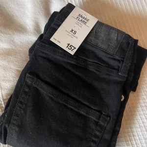 Svarta flare jeans - Helt oanvända svarta snake flare jeans från 157! Hög midja och i storlek xs. ❣️pris kan diskuteras