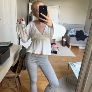 gråa yoga pants! - snygga gråa yogapants med mjukt och stretchigt material som sitter skönt och följer kroppen. perfekta för en chill och trendig look nu till hösten🙌🍂❣️