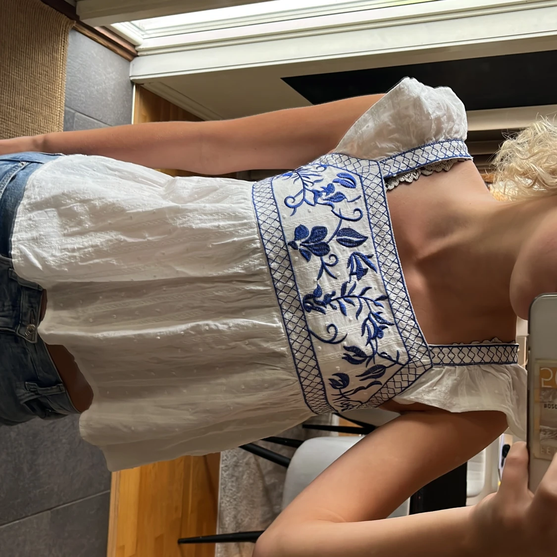 Vit blus med blå broderi och rosett - 1