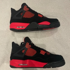Nike Air Jordan 4 Svart/Röd Sneakers - Nike Air Jordan 4 sneakers helt nya aldrig använt skorna dom har endast stort på mitt rum och nu valt att sälja dom priset går självklart att diskuteras vid snabb affär