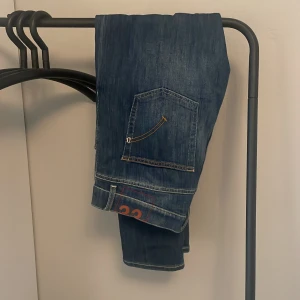 Blå jeans DIAN Carrot Slim Fit 33 - Snygga blå dondup jeans slim fit. De är köpta på outlet och är i nyskick förutom hålen på insidan av midjan. Storlek 33 är för stort för mig så jag säljer dessa. Skriv om det är någonting du undrar.