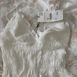 Vit topp från Zara  - helt oanvänd vit topp från Zara💖