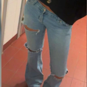 Lågmidjade jeans  - Storlek 36 Perfekt i längden på mig som är 172  Pris går absolut att diskuteras och det är bara att skriva för fler bilder 🥰🙏