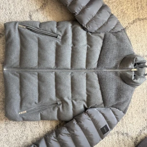 Hugo boss vinterjacka - Hugo boss vinterjacka inköpt för 5500kr använd cirka 2ggr. Nyskick! Storlek M men passar L