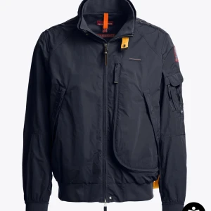 Parajumper jacka - Säljer min killes parajumper jacka då den är för liten. Den är i nyskick förutom ett litet hål i ena ärmen (se sista bilden). Den är i modellen fire spring bomber. Använd fåtal gånger och nypris 5549kr. 
