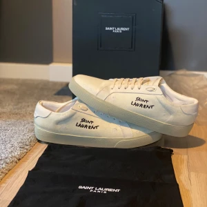 Saint Laurent Sneakers (Nya) - Säljer ett par saint Laurent sneakers. Skick 10/10 allt og. Färg - vit/beige⚪️. Postar via PostNord 📩.Strl 43 passar 42 också -  Pris 2499kr. - vid frågor eller funderingar är det bara att höra av sig😉