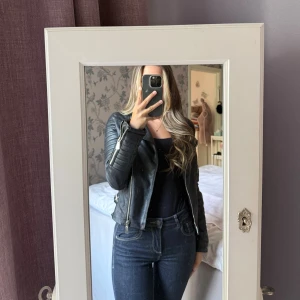 Svart skinnjacka  - Snygg skinnjacka som är lite för liten på mig och därför inte kommer till användning längre💕 Den har börjat flagna på insidan av jackan (se sista bild)