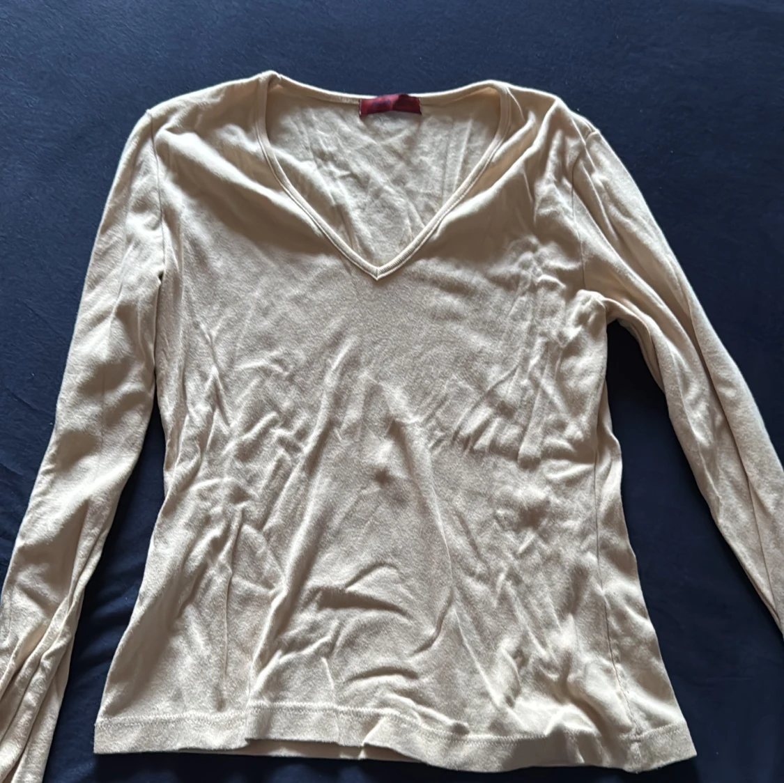 Beige v-ringad långärmad tröja