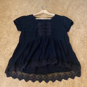 Söt blus - Söt blus i bra skicka, köpt här på Plick, svart.