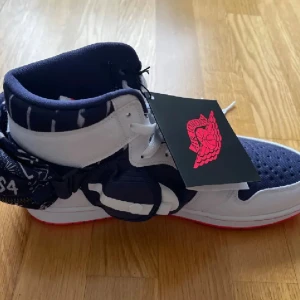 Nike Air Jordan Utility Q - Säljer ett par Helt nya Air Jordan Utility Q stl.44. i blått och vitt. Skorna kommer med originalkartong samt en matchande blå påse. Helt nya Air Jordan Utility Q stl.44. 