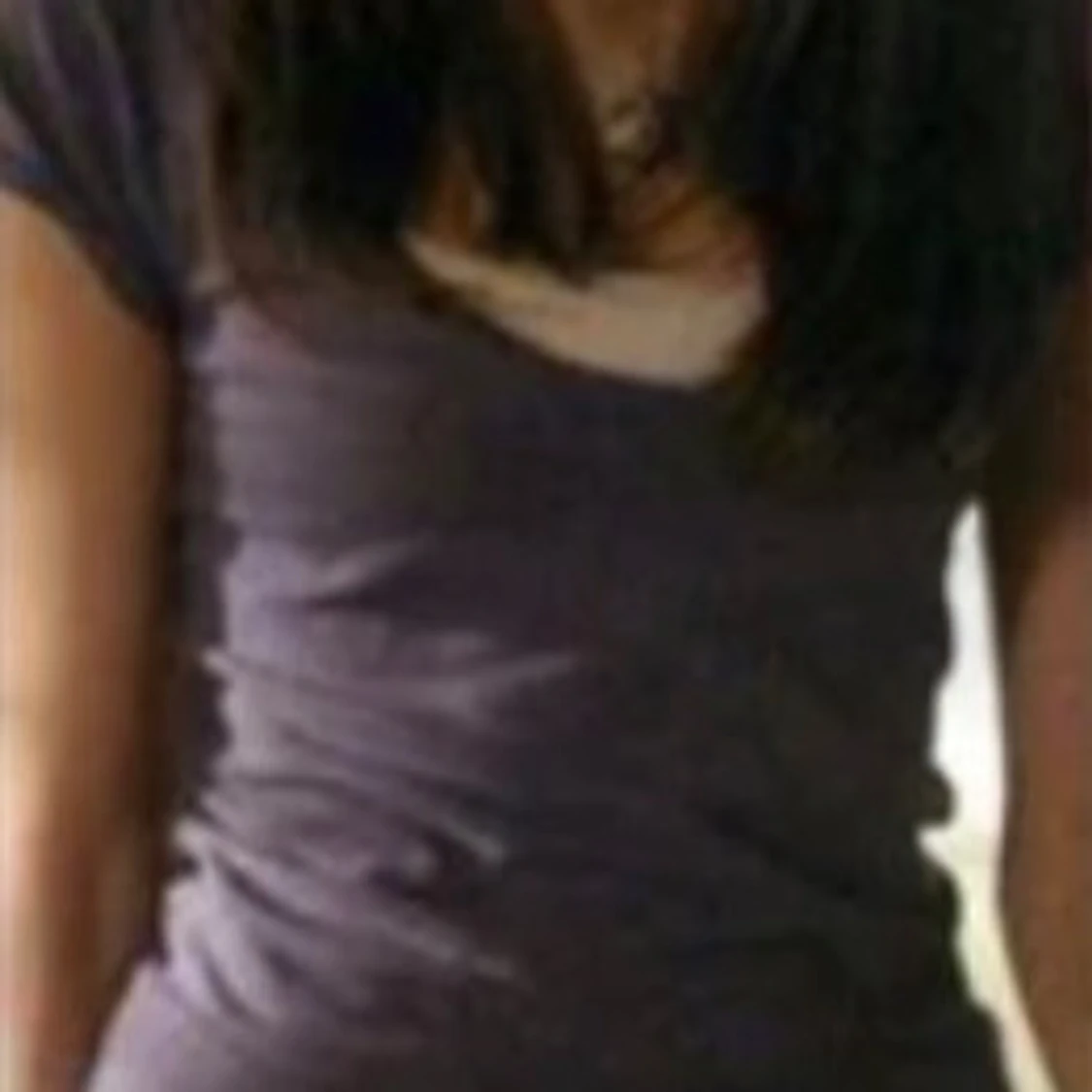 Mörklila v-ringad t-shirt SÖKER!!!!!