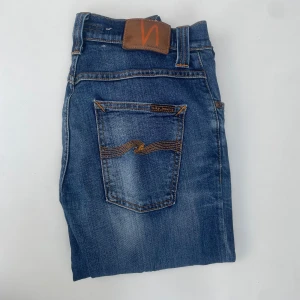 Nudie jeans Grim Tim - Tja! Säljer detta feta par Nudie jeans i modellen Grim Tim. De har en najs fade och är knappt använda. Storlek W29 L32. Kan absolut gå ner i pris via diskution! Hör av er vid frågor eller funderingar!