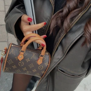 Mörkbrun skinnjacka Gina tricot  - Säljer min superfina mörkbruna skinnjacka från Gina tricot, storlek M endast använd ca 5 gånger så den är i mycket bra skick! Säljer då jag tröttnade snabbt på den ☺️Nypris 799kr