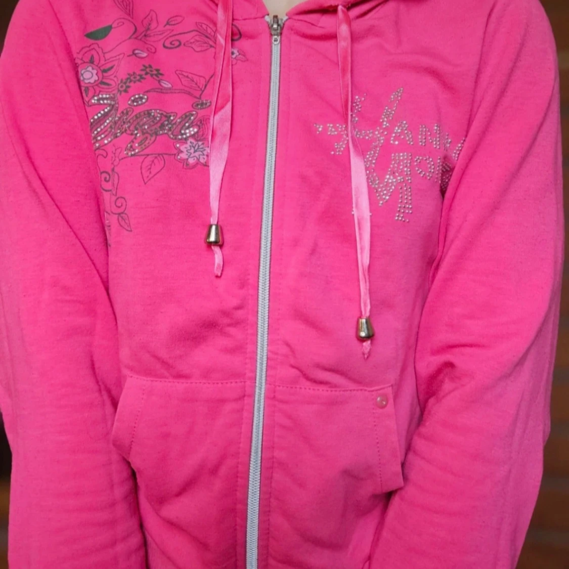 Rosa hoodie med blommor och strass - 2