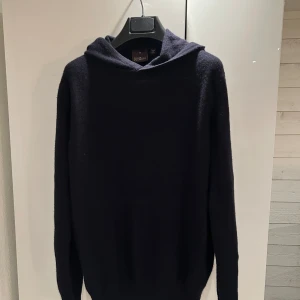 Mörkblå hoodie i kashmir från Oscar Jacobson -  Mörkblå hoodie från Oscar Jacobson 7% Kashmir.