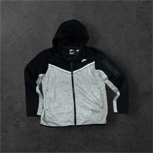 Nike tech fleece + byxor grå/svart - Nike mjukisbyxor i svart och ljusgrått. Helt ny tracksuit, aldrig använts. Materialet är mjukt och skönt, perfekt för chill eller skolan, med dragkedja på sidan. Ett till ett Perfekt storlek