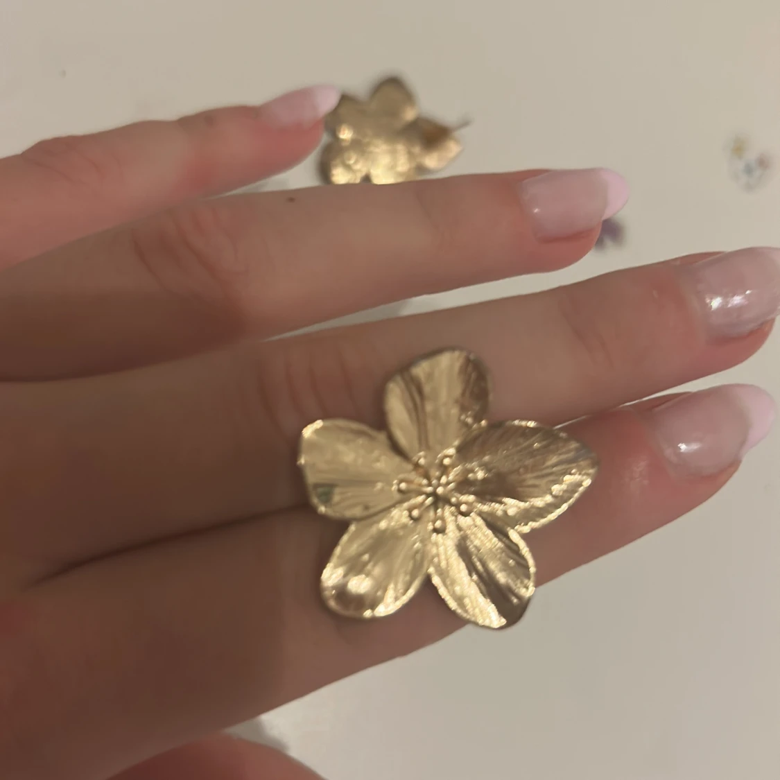 Guldiga blomformade örhängen - 2